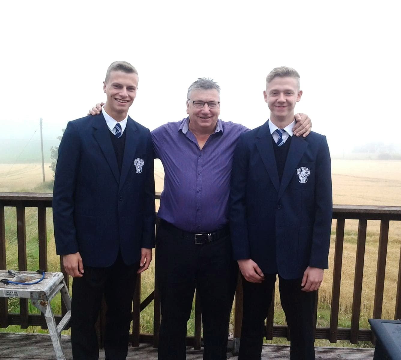 Two smiling students with their host family, ready to live an unforgettable experience during their school exchange year in the USA.