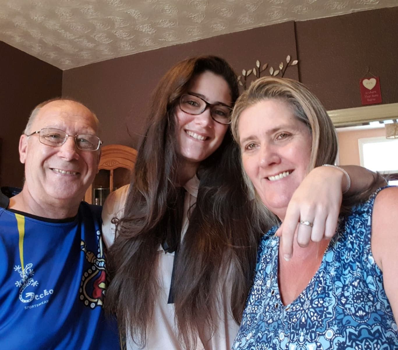 A student smiling with her host family, building lasting bonds and enjoying everyday life during a school exchange year in the USA.